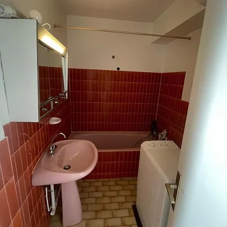 Beautiful Near The Center Of Apartment *