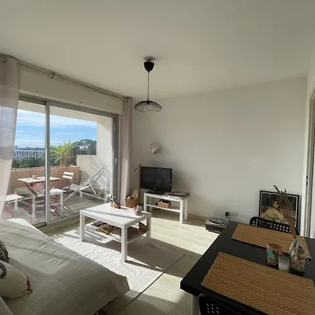 Beautiful Near The Center Of Apartment